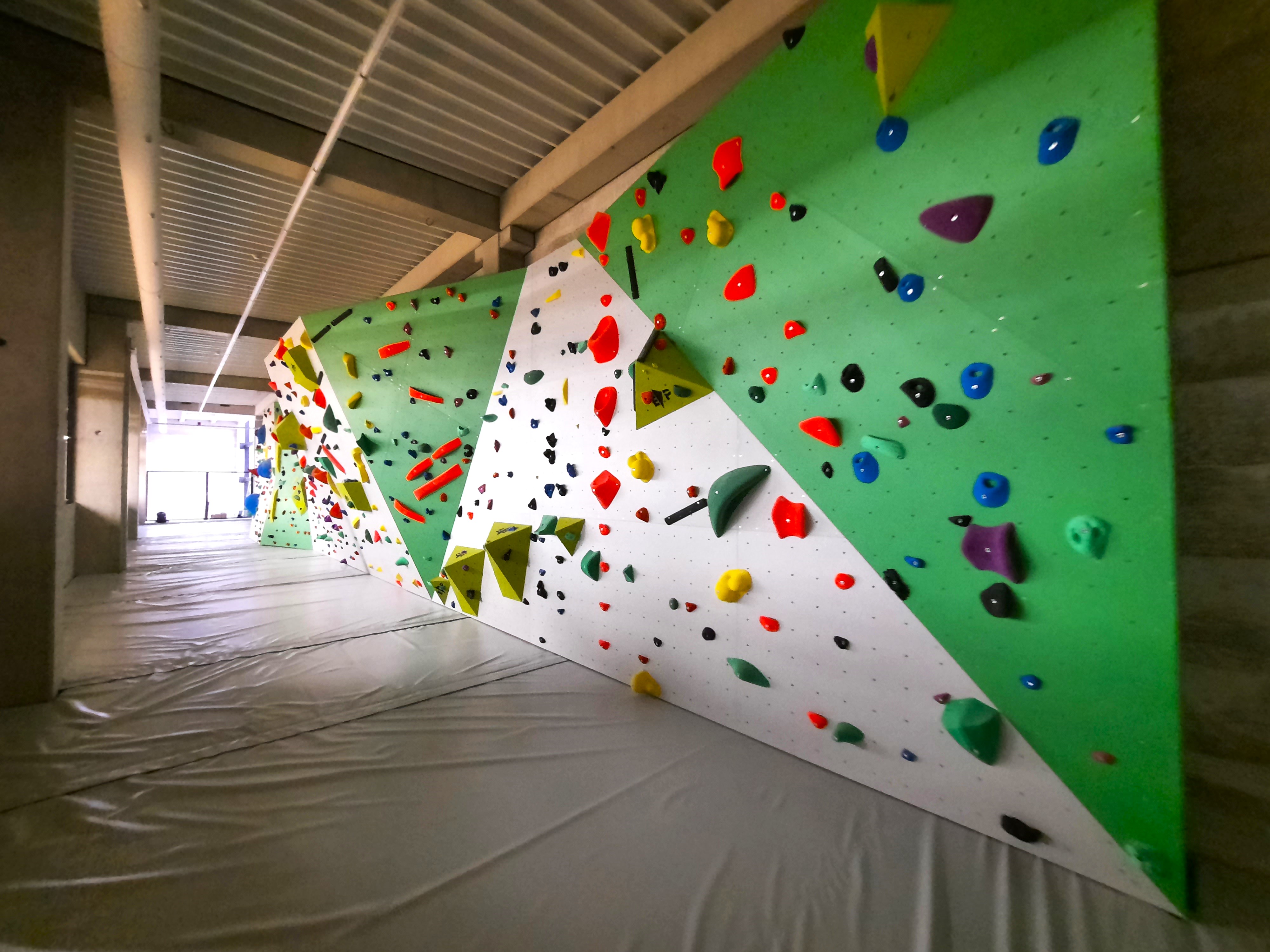 Boulderwand inclusief valmat bij Sporthal Wildersportcomplex in Sint-Pieters-Leeuw, België